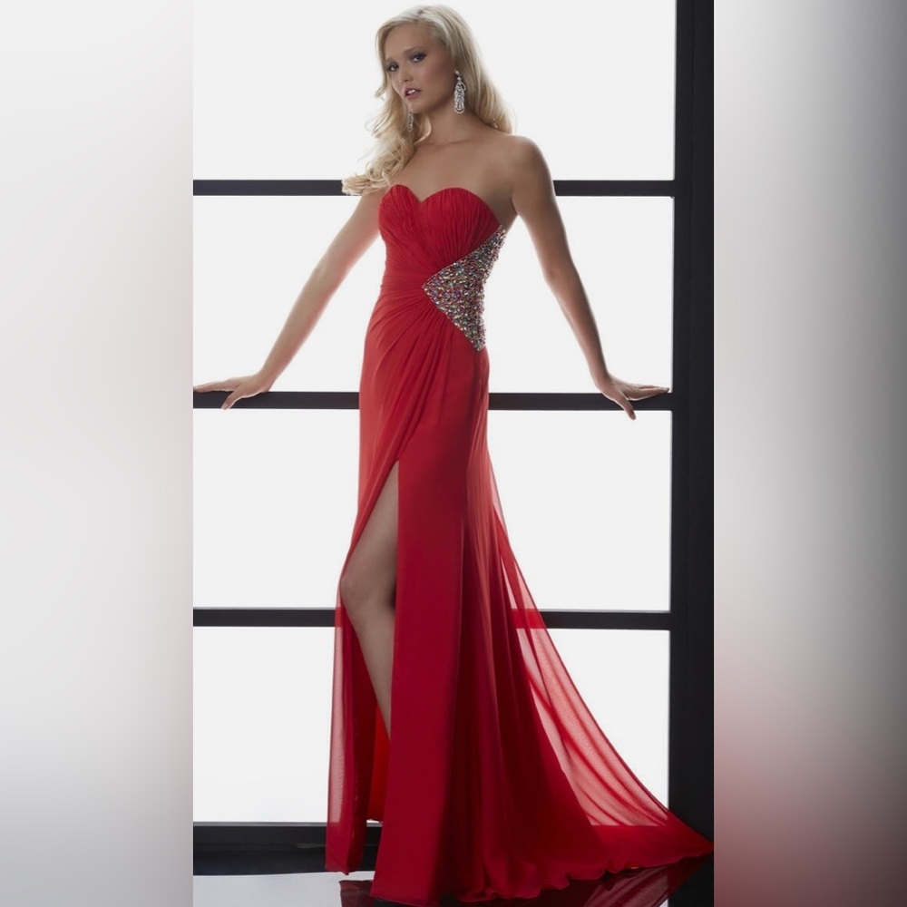 103 Chic Strapless Red Gown